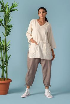 Tunic with deep pockets, Drawstring side cut Linen Tunic, Short Linen Kurti for Women, Long Linen blouse - Custom made by Modernmoveboutique>DESCRIPTION<- loose and roomy- 3/4th sleeves- made from Linen blend. The fabric is of medium weight (185 g).- the model is 172 cm high (regular XS - S) and is wearing size S. - color in the picture - NATURAL (Please choose any other color on the right).>COLORSIZING< (XS)(mostly UK 6, USA 2, AU/NZ 6, IT 38, FRENCH 34, JAPAN 7)BODY. Recommended bo Beige V-neck Top With Pockets, Cotton V-neck Blouse With Pockets, Casual V-neck Blouse With Pockets, Casual Tunic Top For Loungewear, Beige Cotton Tops With Side Pockets, Relaxed Fit Lounge Blouse With Pockets, Summer Tunic Tops With Pockets, Summer Cotton Tunic With Pockets, Long Sleeve Blouse With Pockets For Loungewear