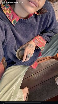 Worst Outfits, Aesthetic Mugs, Womens Fall Fashion, Fall Fashion Accessories, Oversized Sweater Outfit, Sweater Outfit, Hand Tattoo, Fall Fits, Winter Fits