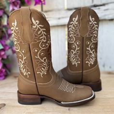 The price already INCLUDES taxes and shipping to anywhere in the United States.
This is the SB-810 women's western boot, in sand color. The Crazy leather gives it unmatched robustness and texture, ideal for the classic structure of the Bulldog last. The design is adorned with flowers and cream white details that stand out on the shaft, offering a beautiful contrast. With a cowhide sole and leather lining, this boot guarantees comfort and durability, and is a testament to the excellence in the ma Boots Vaqueras, Mexican Boots For Women, Cowgirl Boots Aesthetic, Boots For Women Cowboy, Vaquera Boots, Cowboy Boots Aesthetic, Takuache Girl Outfits, Mexican Boots, Western Boots For Women