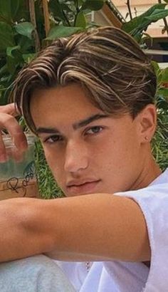 If you’re looking for some inspiration for your next cut, take a look at some of the most popular 90s Hairstyles Men rocked from that decade. #medium #length #hair #styles Popular 90s Hairstyles, 90s Hairstyles Men, Mens Hairstyles Thick Hair, Hairstyles Men, 90s Hairstyles, Highlights Brown Hair, Ombre Hair Color, Medium Length Hair, Hairstyles Ideas