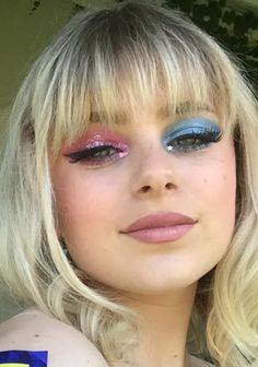 One Eye Pink One Eye Blue Makeup, Pink And Blue Glitter Makeup, Pink And Teal Makeup, Blue And Pink Eyeshadow Looks, Pink And Blue Eyeshadow Looks, Harry Styles Makeup Inspired, Gender Reveal Makeup Ideas, Pink And Blue Eye Makeup, Pink And Blue Eyeshadow