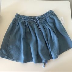 Pleated Shorts. Denim. Very Soft And Flowy Material. Gul Fit S As Well Casual Gap Bottoms With Built-in Shorts, Casual Mid-rise Bottoms With Built-in Shorts, Mid-rise Light Wash Bottoms With Elastic Waistband, Casual Denim Blue Bottoms For Spring, Casual Medium Wash Shorts For Summer, Casual Mid-rise Bottoms For Day Out, Cotton Bottoms With Frayed Hem For Beach, Cotton Beach Bottoms With Frayed Hem, Medium Wash Cotton Bottoms For Summer