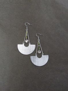 Green hematite and silver aluminum minimalist earrings with French hooks Modern Green Earrings, Modern Silver Metal Earrings, Nickel Free Green Metal Earrings, Nickel-free Green Metal Earrings, Minimalist Silver Linear Earrings, Silver Metal Linear Earrings, Modern Green Dangle Jewelry, Minimalist Green Metal Jewelry, Green Minimalist Metal Jewelry