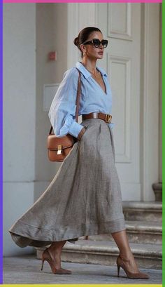 Maxi skirts have become a wardrobe staple. So how do you wear and style the look? Here are 11 ways to wear a maxi skirt in 2024. High Low Maxi Skirt, Elegante Casual, Trendy Fall Outfits, Moda Vintage, Mode Inspo, Fashion Over 40, Seasonal Fashion, Looks Vintage