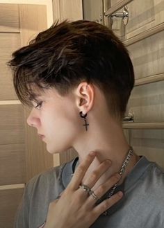 Short Tomboy Haircut, Nonbinary Haircuts, Shirt Hair Cuts, Nonbinary Hair, Ftm Haircuts, Non Binary Haircuts, Mens Hair Colour