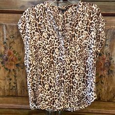 Sz S Blousy Fit Animal Cat Print. V Neck Covered Buttons. See Pictures For Details. All Measurements Approximate. Armpit To Armpit 20.5” Armpit To Hem 11” And 16” Width At Hem 20” Opening At Arm 7.5” Excellent Condition-Never Worn Summer Leopard Print V-neck Blouse, Leopard Print V-neck Blouse For Summer, Casual Leopard Print Summer Blouse, Top Banana, Animal Cat, Animal Print Blouse, Print Blouse, Cat Print, Covered Buttons