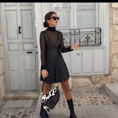 Nyc Chic, Perfect For Any Fashionista Looks Great With Short Or Long Sleeves As Well As Heels Or Boots Brand New, Never Worn Leather Pinafore, Leather Dress Outfit, Mini Dress Vintage, Casual Work Outfits Women, Mode Instagram, Chique Outfits, Black Leather Dresses, Rock Punk, Faux Leather Dress