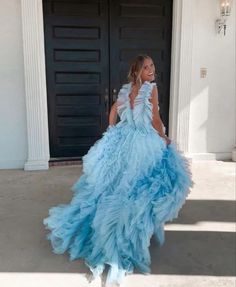 Hellhimmelblauer Tüll Prinzessin Rüschenbänder mit abgestuften langen Abschlussballkleid Blue Ruffled Skirt Dress For Prom, Fitted Blue Gown With Ruffles, Blue Tiered Ruffle Dress For Party, Light Blue Ruffled Party Gown, Light Blue Ruffled Gown For Party, Blue Tulle Dress With Ruffled Skirt, Blue Tulle Dresses With Ruffled Skirt, Light Blue Ruffled Dresses For Prom, Blue Ruffled Dress For Wedding