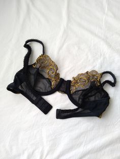 Party Bra With Lace Closure, Evening Lace Bra With Lace Closure, Black Lace Bra Outfit, Coquette Lace Trim Bra For Parties, Elegant Fitted Gold Bra, Lace Bra Outfit, Bra Outfit, Bra Items, Black Lace Bra