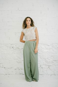 GREEN BELL BOTTOMS SET WITH SEQUINED TOP Step out in style with this classy outfit that combines elegance and sparkle for an unforgettable look. The short-sleeved top, crafted from silver sequin fabric, features a round neckline and a closed back with a delicate button closure. The palazzo pants in a soft green hue are long and wide-legged, adding a touch of sophistication and comfort. PRODUCT FEATURES:  * Set includes sequined top and palazzo pants  * Top with round neckline and open back, butt Palazzo Pants Outfit, Plus Size Wide Leg Pants, Maternity Plus Size, Plus Size Wide Leg, Pants Custom, Palazzo Style, Office Suit, Color Composition, Sequined Top