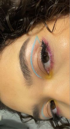 Clancy Makeup Twenty One Pilots, Eyeliner Concert, Twenty One Pilots Makeup Clancy, Graphic Eyeliner Aesthetic, Twenty One Pilots Inspired Outfits, Twenty One Pilots Outfit Concerts, 21 Pilots Concert Outfit, Concert Eyeliner, Twenty One Pilots Outfit Ideas