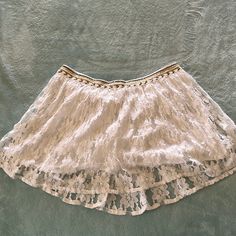 Size: Medium Brand: Hollister Material: 74% Cotton 26% Nylon Lining Material: 100% Viscose Condition: Never Worn With Tags. Very Cute Skirt! If It Wasn’t Too Short On Me Due To Wrong Size I’d Wear It. Length: Lining 13 Inches, Lace Outside 14 Inches Chic White Lace Mini Skirt, Lace Lined Mini Skirt For Summer, White Lace Trim Bottoms For Festival, Beach Lace Lined Skirt, White Skirted Bottoms With Lace Trim, White Flared Mini Skirt For The Beach, Bohemian White Mini Skirt With Lace Trim, White Lace Flared Skirt, White Lace Skirt For Spring