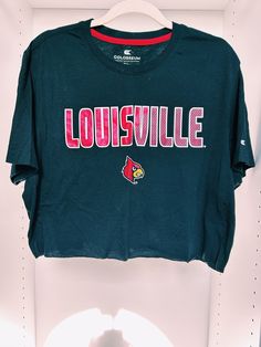 University of Louisville crop top. It best fits a women's size extra large and a size large for an oversized look. It is in great condition & is so cute on! Sporty Cotton Top With Cropped Hem, Green Cropped Sporty Tops, Casual Green Cropped Crop Top, Green Cropped Cotton Shirt, Green Cotton Cropped Shirt, Green Cropped Cotton Crop Top, Green Casual Cotton Cropped Shirt, Casual Green Cotton Cropped Shirt, Tailgate Clothes