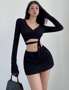 size Bust (high elastic) Shoulder width Sleeve length Hem (high bounce) Post-medium length S 70+ 34 72 68+ 30.5 M 74+ 35 73 72+ 31.5 L 78+ 36 74 76+ 32.5 Measurement unit: centimeters. Please understand that there is a 1-3cm error range due to different measurement methods.Age: 18-24 years oldSize: S M LPattern: Solid colorStyle: StreetStreets: European and AmericanCollar: V-neckPopular elements: lacingMain color: Black zebra patternSleeve type: Long sleevesCatalog number: 5.31Pattern culture: y Black Stretch V-neck Crop Top, Black Long Sleeve Elastane Crop Top, Black V-neck Club Tops, Stretch V-neck Crop Top For Club, Black Elastane Crop Top For Spring, Units Of Measurement, Number 5, 24 Years Old, Cropped Top