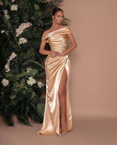 Gala Dress Inspiration, Poses In Formal Dress, Bridesmaid Dress Styles Satin, Champagne Dress Formal, Long Dress Poses, Formal Dress Corset, Off Shoulder Satin Dress, Dresses Soiree