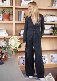 Gwenyth Paltrow Style, Marlene Hose, Work Wardrobe, Outfits Casuales, Wide Leg Trousers, Work Outfit, Celebrity Style