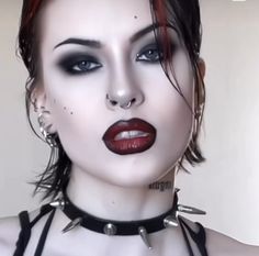 Goth Smokey Eye Makeup, Alternative Girl Makeup, Rock Band Makeup, Rocker Girl Makeup, Rock Makeup Looks, Rock Chick Makeup, Punk Rock Makeup, Romance Goth