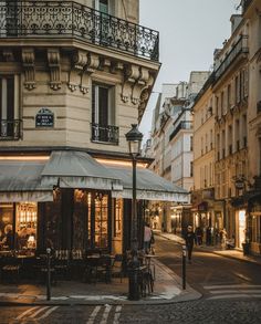 Where to Go on Ile Saint Louis in Paris- Rue Jean du Bellay Parisian Architecture, French Aesthetic, Building Aesthetic, Paris Architecture, Parisienne Chic, French Street, Parisian Life, French Architecture, Paris Aesthetic