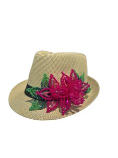 Chapeau Panama / chapeau fedora en paille décoré de fleurs tembleque en perles de perles faites à la main.

 Ce chapeau est parfait pour vous protéger du soleil et afficher votre fierté panaméenne en même temps —- Style très chic et mignon... s'accordera avec toutes vos tenues

 Fabriqués en collaboration avec des artisans d'Amérique latine, notamment de Colombie, de Porto Rico, de Panama, du Nicaragua et du Maryland, nos créations de VivianFongDesigns et PanamanianCrafts célèbrent les riches traditions de notre communauté multiculturelle. Ensemble, nous travaillons pour préserver la diversité de la culture hispanique et rendre les objets culturels plus accessibles à tous. Porto Rico, Nicaragua, Maryland, Panama, Fedora, Porto