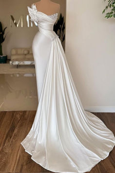 Suchen Sie nach Elegante Abendkleider Lang Weiß online bei babyonlinedress.de. Günstige Abiballkleider Online aus Satin nach maß zum Abiball gehen. Prom Dress With Train, Mermaid Evening Gown, White Evening Dress, Designer Evening Dresses, Dream Wedding Ideas Dresses, فستان سهرة, Satin Prom Dress, Evening Dresses Elegant, Long Wedding Dresses