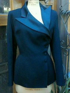 Vintage Thierry Mugler, Smart Wear, Couture Jackets, Thierry Mugler, Outfits For Women, Abayas Fashion, Blazer Fashion, Suit Fashion