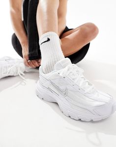 Nike Initiator Women Outfit, Nike Initiator Outfit, White Sneakers Aesthetic, Nike Dad Shoes, Nike Chunky Sneakers, White Chunky Shoes, Trendy White Sneakers, Street Wear Shoes, Shoes For Him