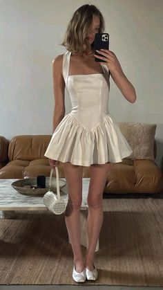 Mini Halter Dress, Beach Holiday Dresses, Halter Bodycon Dress, White Halter Dress, Short Bodycon Dress, White Bodycon Dress, Looks Party, Pleated Mini Dress, Mini Dresses For Women