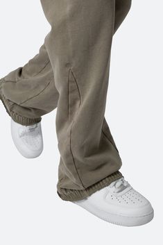 the Bootcut Sweatpants are designed with a relaxed throughout, featuring an elasticized self waist, garment washed for improved hand feel, and finished with self panels at the inseam and outseam to provide a flare at the leg opening. details relaxed fit flared leg opening 100% cotton model is 6’1, 140 lbs and wears a size medium Bootcut Sweatpants, 140 Lbs, Fuzzy Cardigan, Sherpa Jacket, Denim Flares, Green Jacket, Denim Shop, Vintage Tees, Flannel Shirt