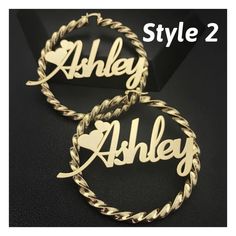 Estos aretes de aro retorcidos de oro de 18 quilates personalizados son el regalo perfecto para ella, el Día de San Valentín, un regalo de cumpleaños, un regalo para su hija o un regalo de Navidad.




CÓMO HACER UN PEDIDO

Aplique el nombre o texto que desee para los aretes dentro de 10 caracteres como máximo. Elija la fuente para su texto y estilo entre nuestras imágenes fotográficas. 


Tamaños de aretes: 3 cm - 9 cm 


Disponibles en oro, plata y oro rosa




Por favor permita Nosotros 3 - 5 Personalized Gold Earrings For Birthday, Gold Hypoallergenic Hoop Earrings For Mother's Day, Customizable Gold Earrings For Personalized Gift, Customizable Gold Earrings For Birthday, Trendy Personalized Earrings For Birthday, Custom Name Small Hoop Earrings For Gift, Customizable Round Hoop Earrings Gift, Customizable Small Hoop Earrings, Customizable Round Hoop Earrings For Gifts