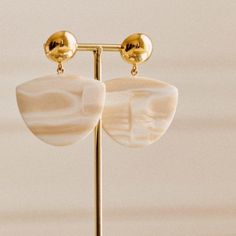 Beautiful Earrings. New Gold Cream, Cream And Gold, Earrings Color, Beautiful Earrings, Pearl Earrings, Jewelry Earrings, Women Jewelry, Cream, Gold