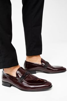 Materials Upper: LeatherLining: LeatherSole : Leather Dodoma Burgundy Patent Leather Tuxedo Shoes - Opulent Style for Unforgettable Moments Introducing the Dodoma Burgundy Patent Leather Tuxedo Shoes, a statement of opulent style designed to elevate your formal ensemble. Handcrafted from premium calf leather, these shoes embody sophistication and provide the perfect finishing touch to your tuxedo attire. Satin Ribbon Elegance: The upper is adorned with a meticulously crafted satin ribbon, formin Tuxedo Shoes, Leather Loafer Shoes, Patent Leather Loafers, Unique Shoes, Leather Bag Women, Sneaker Heels, Buy Shoes, Casual Boots, Leather Loafers