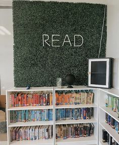 there is a book shelf with many books on it