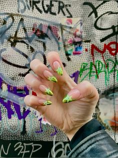 Green nails with star holographique Green Star Nails, Alien Nails, Nail Piercing, Chrome Nails Designs, Green Chrome, Green Star, Wedding 2025, Nail Ring, Star Nails