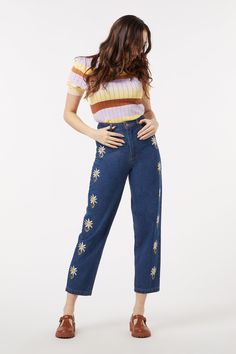 Embroidered daisy denim jean- a versatile yet sweet take on a classic jean- high waisted, tapered leg jean- 100% organic cotton, non-stretch- high waisted fit with front fly and button closure- side & back pocket- tapered leg shape - available in mid blueSophie wears a size 8 they are 178cm, with a 84cm bust, 62cm waist and 84cm hips Product code: PGFU379118 Retro Straight Leg Jeans For Spring, Trendy Straight Leg Pants With Floral Embroidery, Summer Cropped Tapered Leg Rigid Denim Jeans, Summer Tapered Leg Cropped Jeans In Rigid Denim, Summer Tapered Leg Rigid Denim Cropped Jeans, Spring Dark Wash Rigid Denim Cropped Jeans, Blue Relaxed Fit Jeans With Floral Embroidery, Relaxed Fit Denim Blue Jeans With Floral Embroidery, Denim Blue Jeans With Floral Embroidery And Relaxed Fit