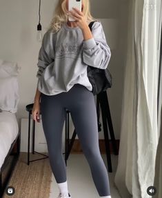 Sportwear Outfit, Grey Leggings Outfit, Female Gym, Outfits Leggins, New Balance Outfit, Cute Workout Outfits, Cute Gym Outfits, Gym Clothes Women