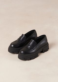 Black leather chunky loafers With their classic charm and minimalist versatility, these chunky loafers will forever have a special place in our fashion-loving hearts. They are made from black leather and set on cleated rubber soles that feel a touch more modern than your traditional moccasin style. Bring out your Trailblazer and ankle socks for a new-school take on preppy dressing. Comfortable Loafers, Black Chunky Heels, Moccasins Style, Chunky Loafers, Vegan Boots, Sustainable Leather, Black Leather Loafers, Naha, How To Make Clothes