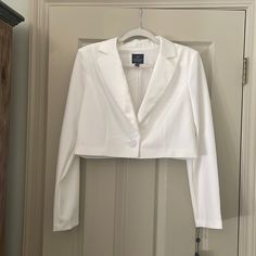 Super Chic Cropped Tuxedo Blazer With Single Button. Collar Is A Smooth Contrast To The Crepe Like Jacket. Fully Lined With Extra Button And Tags Still Attached. There Is A Faint Mark On The Left Side Of The Collar, Please See Pictures. (It Is Very Faint.) Us Sz 10 White Cropped Blazer For Office, Chic White Cropped Jacket For Office, White Tailored Cropped Blazer, Formal White Cropped Outerwear, White Cropped Formal Outerwear, White Cropped Outerwear For Formal Occasions, White Fitted Button-up Cropped Jacket, Fitted White Button-up Cropped Jacket, White Chic Single Breasted Cropped Jacket