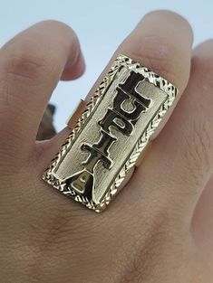 Anillo personalisado con placa y nombre sobrepuesto para El o para Ella al gusto del cliente en Oro de 14K garantizado. Las medidas son 30mm de largo con 16mm de ancho. Cual quier pregunta que tenga mandenos un mensaje.. 14k gold ring with personalized plaque with his or her name. Measurements 30 MM in length and 16 MM in width for any other question feel free to ask?