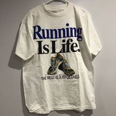 Vintage Running, Graphic Shirt Design, Shirt Design Inspiration, Tee Shirt Designs, Running Shirts, Tee Design, Colorful Hoodies, Look Cool