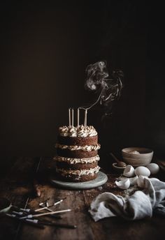 Paleo Caramel, Toasted Meringue, Caramel Custard, Strawberry Cream Cakes, Dark Food Photography, Custard Cake, Berry Cake, Gateaux Cake