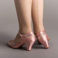 American Duchess: PRE-ORDER Daisy Women's Embroidered T-Straps (Pink) Oc Clothes, 1920s Shoes, Bata Shoes, American Duchess, Historic Fashion, T Strap Shoes, T Strap Heels, Botanical Design, Fabric Shoes