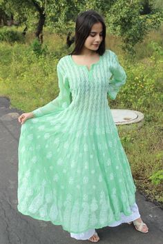 Long Frock Suit, Frock Suit, Chaniya Choli Designs, Chicken Dress, Chikankari Kurti, Anarkali Dress Pattern, Beautiful Casual Dresses, Designer Kurti Patterns, Gaun Fashion