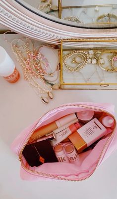 Pink Makeup Aesthetic, Dresser Inspo, Makeup Preppy, Preppy Makeup Bag, Preppy Inspo, Viral Products, Preppy Makeup, Pic Edit, Preppy Inspiration