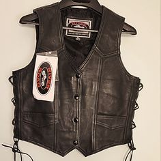 Brand New! Women's Ladies River Road Black Leather Vest. Has Inner Pocket On The Left. Gun Pocket On The Right. Two Front Pockets. Side Leather Lacing Can Be Tightened Or Loosened For Extra Comfort. Black Casual Leather Vest, Casual Black Leather Vest, Acl Fits, Cowboy Vest, Vintage Leather Vest, Leather Biker Vest, Leather Lacing, Cowboy Costume, Black Leather Vest