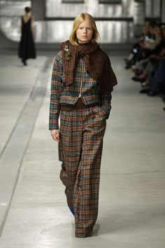 Fashion Trends 2023 Fall Winter Women, Mode Tartan, 70s Inspiration, Berlin Mode, Fall 2023 Fashion, 2024 Inspiration, Tartan Fashion, British Country, Parisian Chic Style