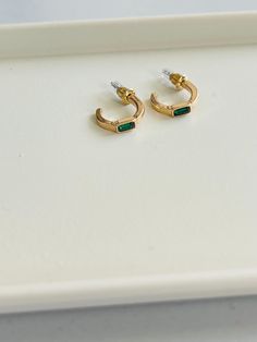 Small gold earrings with green emerald gemstone. Golden Hoop Earrings, Golden Hoops, Gold Jewelry Earrings, Earrings Green, Green Earrings, Green Gemstones, Emerald Gemstone, Green Emerald, Earrings Gold