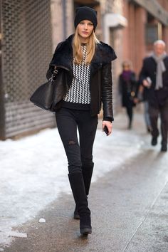 London Street Fashion, Black Shearling Jacket, Winter Runway, Chique Outfit, Lambskin Jacket, Walking Down The Street, Moda Chic, Spring Wear, Street Swag