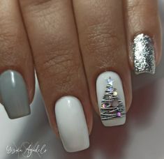 Silver Christmas Tree Nails, Xmas Nail Designs 2023, White Christmas Tree Nail Art, Christmas Nails White And Silver, Christmas Nails Simple Classy Short, Crismas Nails Art, Silver Christmas Nail Designs, Gray Christmas Nails, Christmas Manicure Ideas For Short Nails