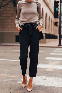 Fashion Jackson Wearing Everlane Taupe Cashmere Sweater Black Tie Waist Pants Nude Pumps Tie Waist Pants, Look Retro, Business Casual Outfits For Women, Fashion Jackson, Outfit Jeans, Mode Casual, Casual Work Outfits, Looks Chic, Work Outfits Women