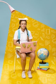 Портрет школьницы на фоне мемфиса | Free Photo #Freepik #freephoto #background #vintage #school #abstract Graduation Pic, Creative Shot, Graphic Design Ads, Student Girl, Creative Poster Design, Creative Posters, Creative Ads, Ads Creative